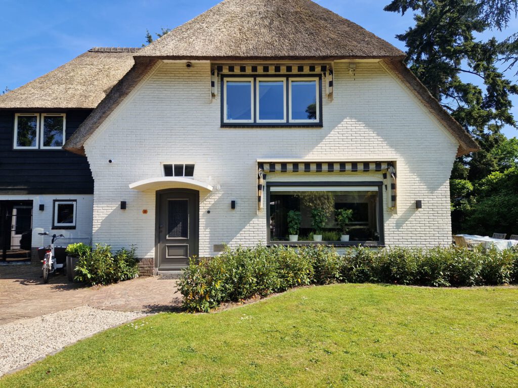 Buitenschilderwerk. Buitenmuren schilderen, kozijnen en deuren schilderen