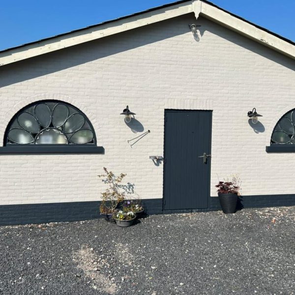 Buitenschilderwerk. Buitenmuren schilderen, kozijnen en deuren schilderen