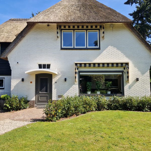 Buitenschilderwerk. Buitenmuren schilderen, kozijnen en deuren schilderen